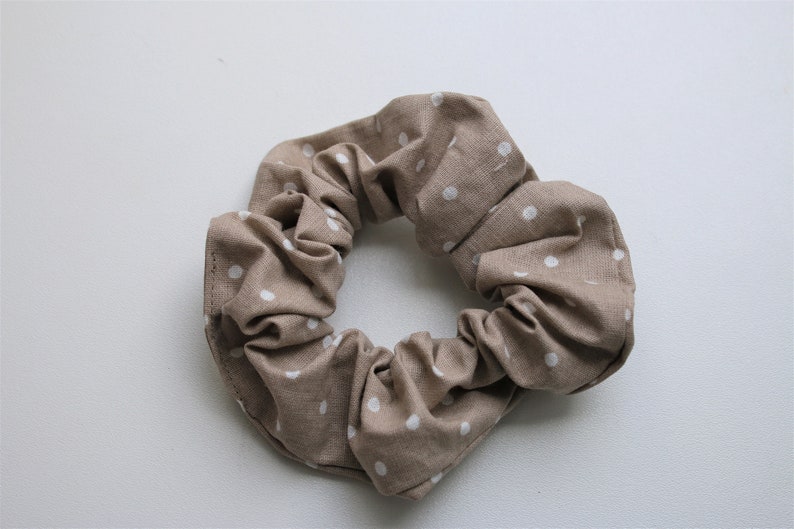 Elastic chouchou in cotton fabric with printed patterns beige with polka dots