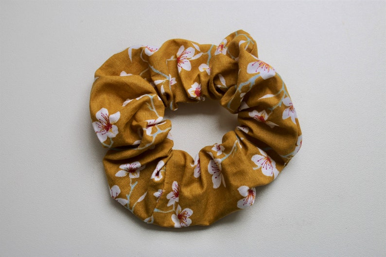 Elastic chouchou in printed cotton fabric Yellow Japanese cherry blossoms