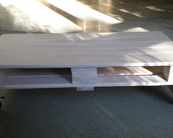 Coffee table in old Euro pallet, white/chabby-chic