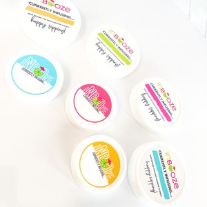 Puede incluir: Seis etiquetas redondas blancas con el texto "InBooze Currently Infusing... Once infused, you have 6 months to enjoy! Happy Sipping!" en letras verdes, amarillas y rosas. Las etiquetas est&aacute;n sobre un fondo blanco.