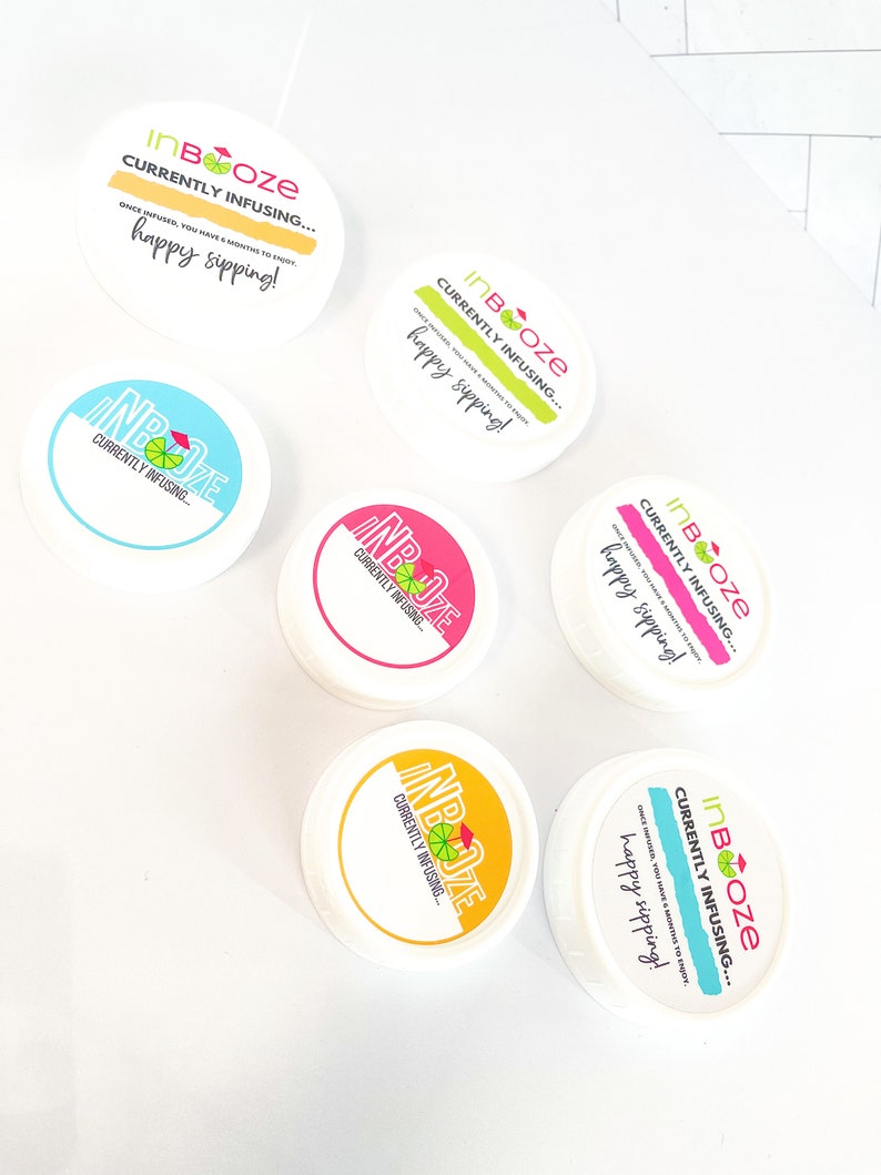 Puede incluir: Seis etiquetas redondas blancas con el texto "InBooze Currently Infusing... Once infused, you have 6 months to enjoy! Happy Sipping!" en letras verdes, amarillas y rosas. Las etiquetas est&aacute;n sobre un fondo blanco.
