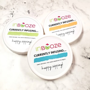 Puede incluir: Tres recipientes redondos blancos con etiquetas de colores que dicen "InBooze Currently Infusing... Once infused, you have 6 months to enjoy. Happy sipping!"