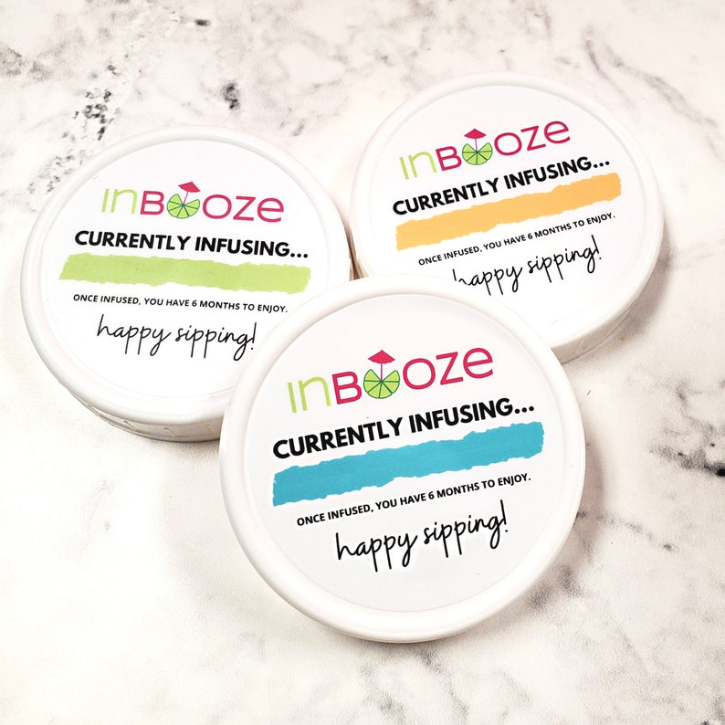 Puede incluir: Tres recipientes redondos blancos con etiquetas de colores que dicen "InBooze Currently Infusing... Once infused, you have 6 months to enjoy. Happy sipping!"
