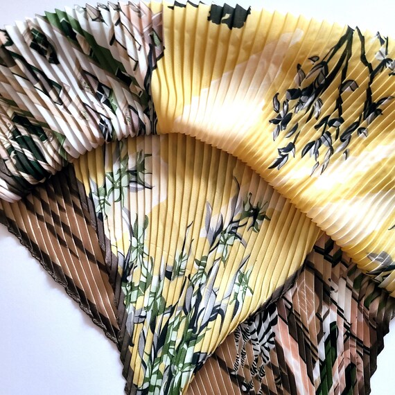 Spring Flowers Scarf: Retro Pleated Scarf Yellow Pink Green  display picture 2