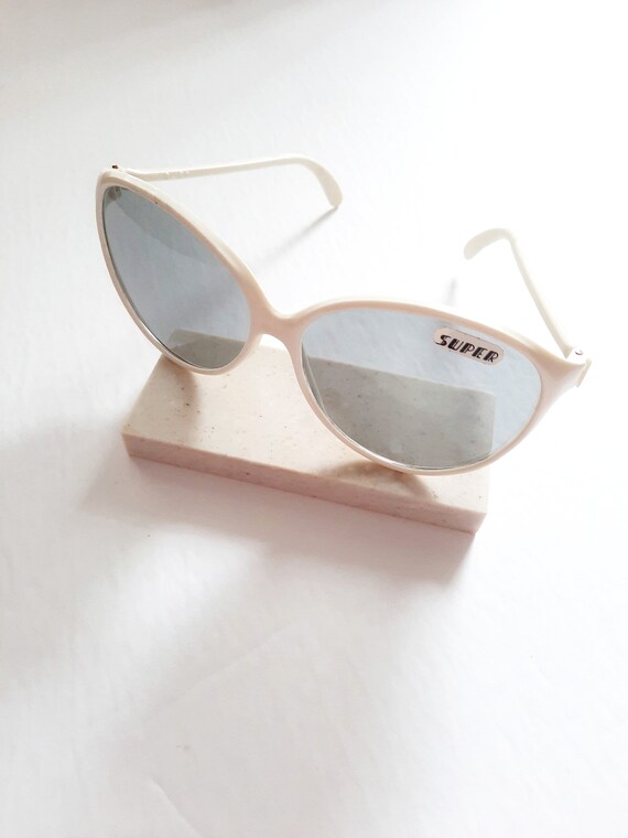 Retro WHITE FRAME SUNGLASSES Cat Eye Round Vintag… - image 8