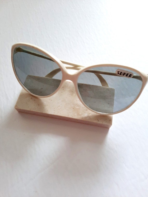 Retro WHITE FRAME SUNGLASSES Cat Eye Round Vintag… - image 6