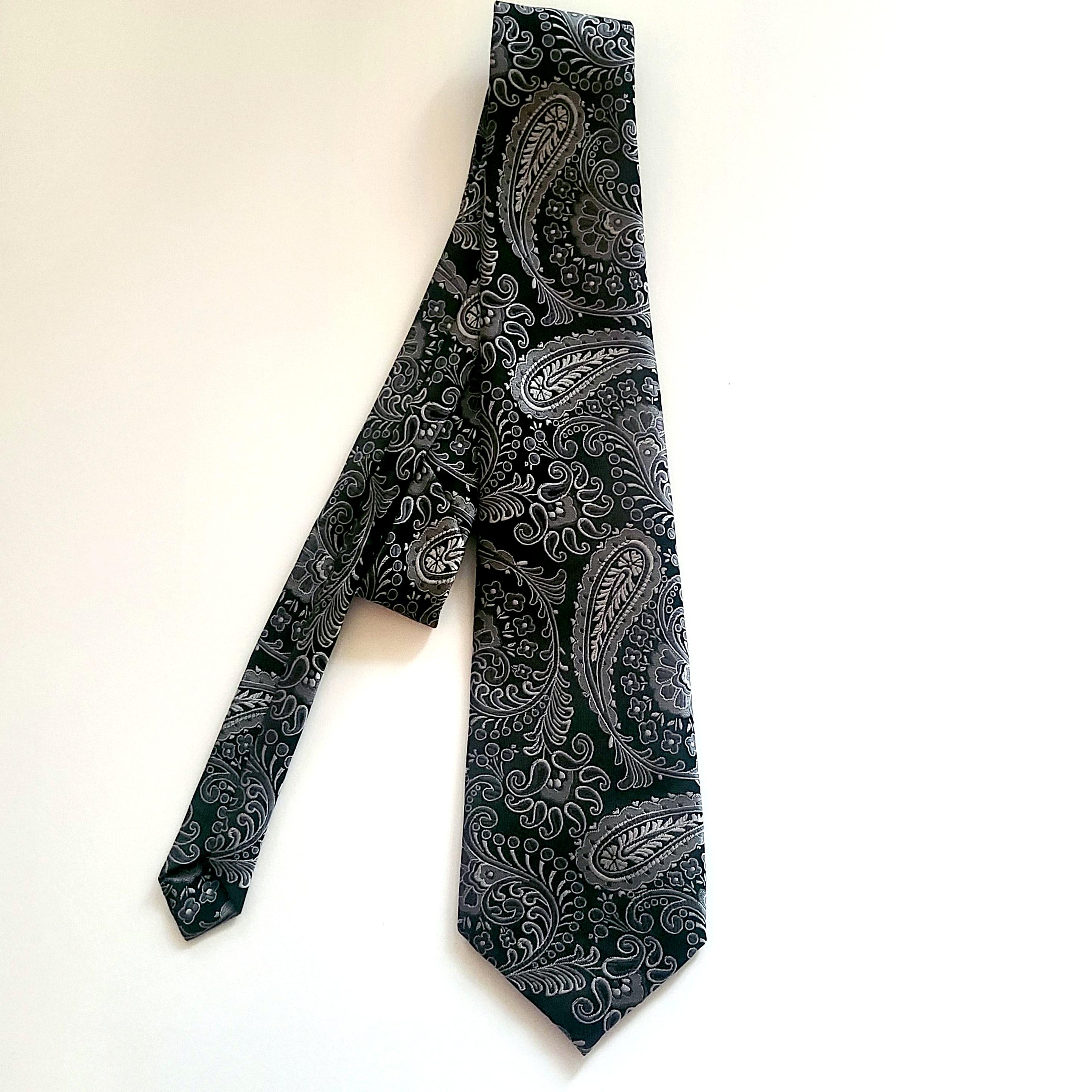 黒のペイズリー柄ネクタイ：シルバーグレーのシルクサテンネクタイ