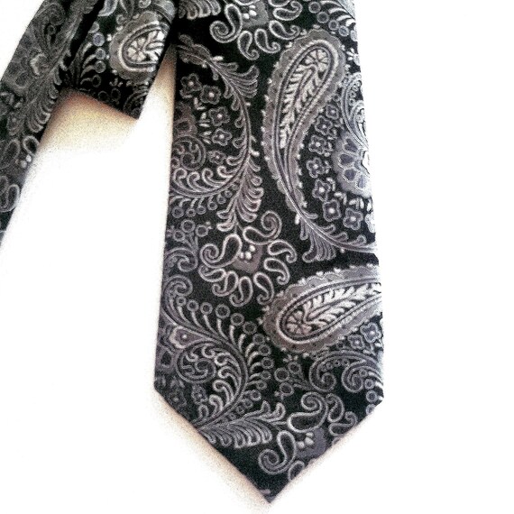 黒のペイズリー柄ネクタイ：シルバーグレーのシルクサテンネクタイ