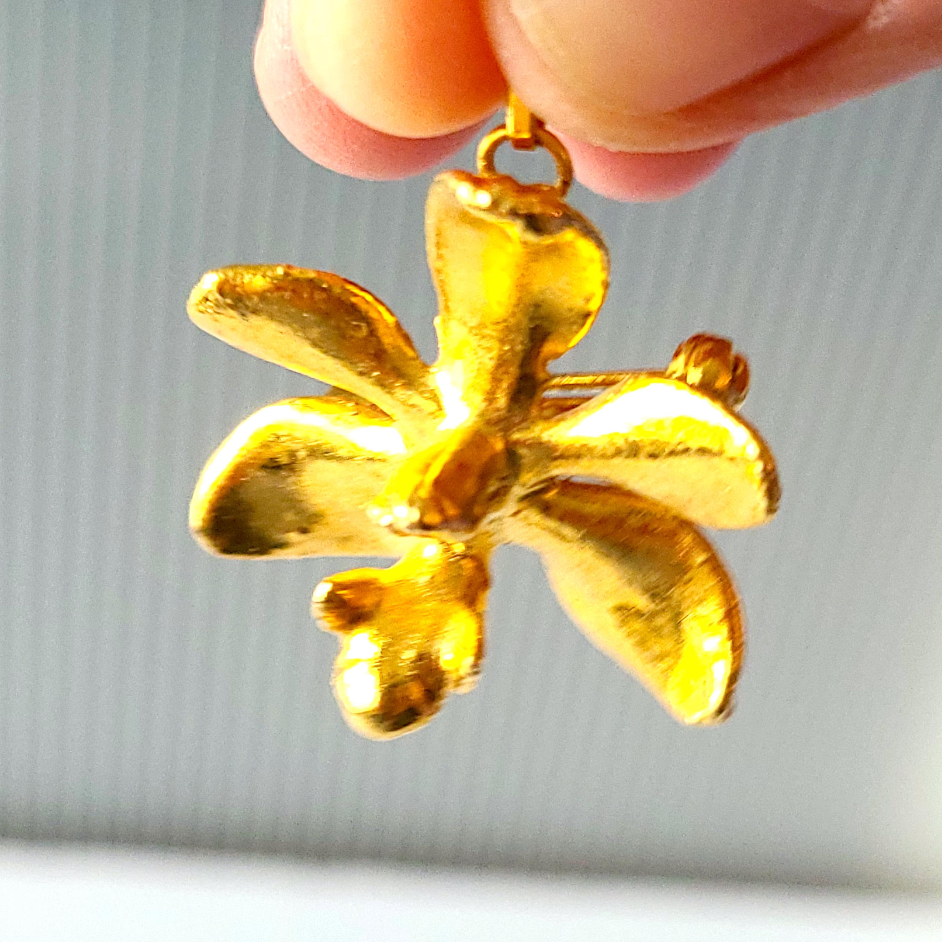 蘭のペンダント 22金メッキ フラワーブローチネックレス 繊細な