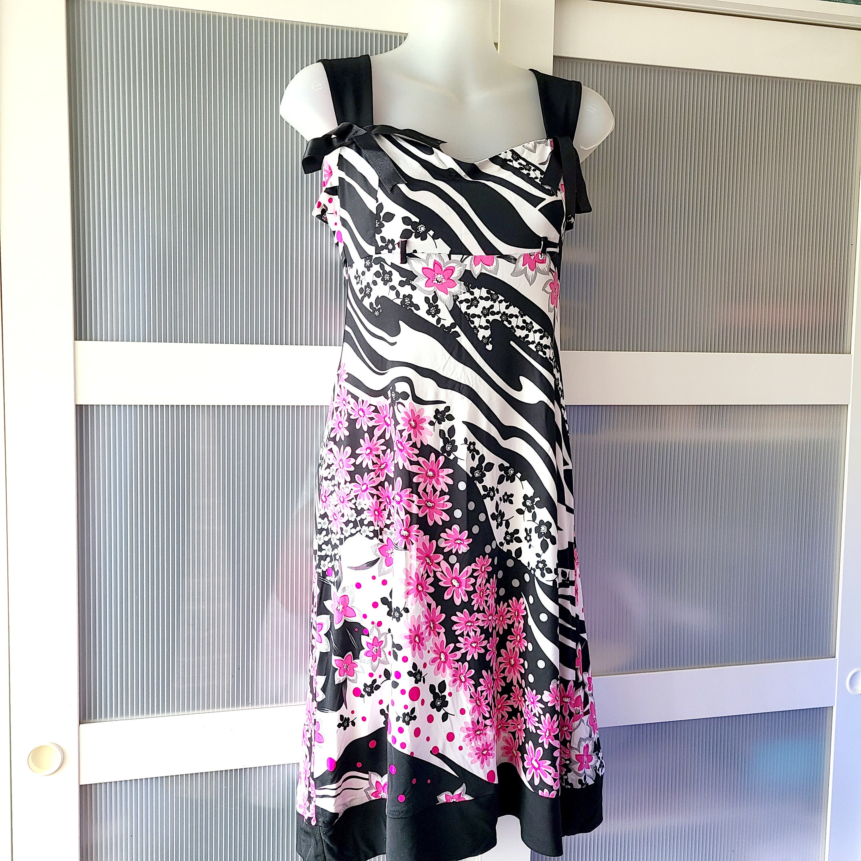 pink black and white dress Zapaka Women One Shoulder Formal Mermaid Blue Long Evening Dress With Ruffles, Black and / US6 embellished waistline draws the eye Pink & Black Split Sweetheart