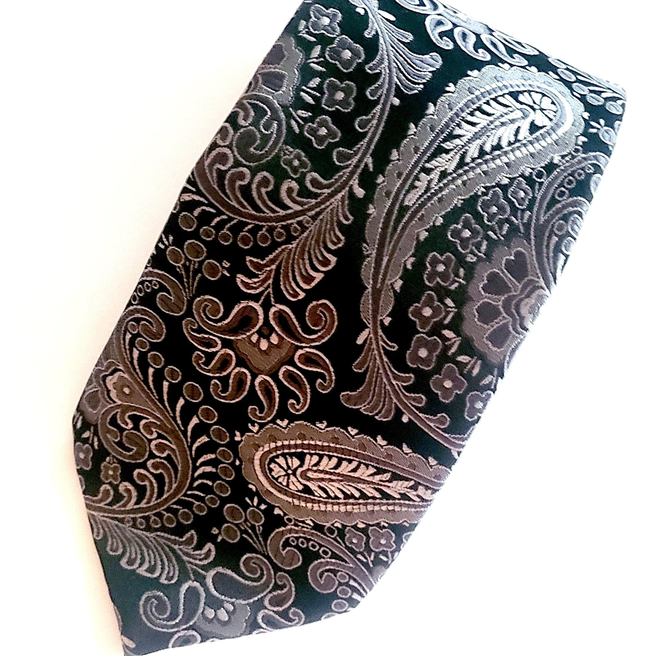 黒のペイズリー柄ネクタイ：シルバーグレーのシルクサテンネクタイ