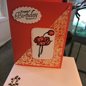 Hübsche Poppy Happy Birthday Karte für hauptsächlich Frauen. Farben: Calypso Koralle, Grün, Weiß, Schwarz.