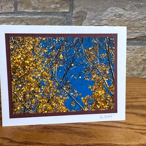 Carte de feuilles jaunes d'automne faites à la main