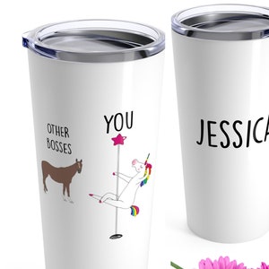 Pu&ograve; includere: Due tazze da viaggio bianche con una grafica di unicorno e cavallo. La tazza a sinistra dice "Other Bosses" e la tazza a destra dice "You" con un unicorno su un palo e "Jessica".