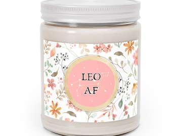 Könnte beinhalten: Ein weißes Kerzengefäß mit einem rosa und goldenen Etikett, das ein Blumenmuster und den Text "LEO AF" zeigt.
