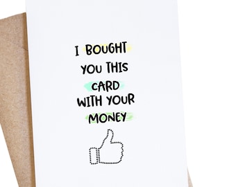Może przedstawiać: Biała kartka z tekstem "I bought you this card with your money" w kolorze czarnym. Tekst jest podkreślony żółtymi, zielonymi i niebieskimi liniami. Pod tekstem znajduje się emoji kciuka w górę.