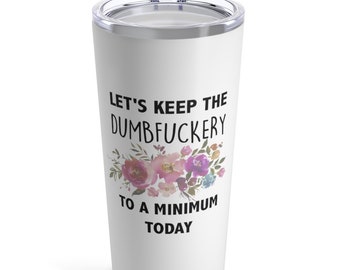 Może przedstawiać: Biały kubek podróżny z przezroczystą pokrywką. Kubek ma czarny napis "LET'S KEEP THE DUMBFUCKERY TO A MINIMUM TODAY" z kwiatowym wzorem w kolorze różowym, fioletowym i niebieskim.