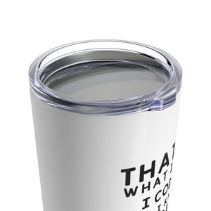K&ouml;nnte beinhalten: Wei&szlig;e Reise-Thermoskanne aus Edelstahl mit schwarzem Deckel und dem Text "That's what I call coffee" auf der Seite.