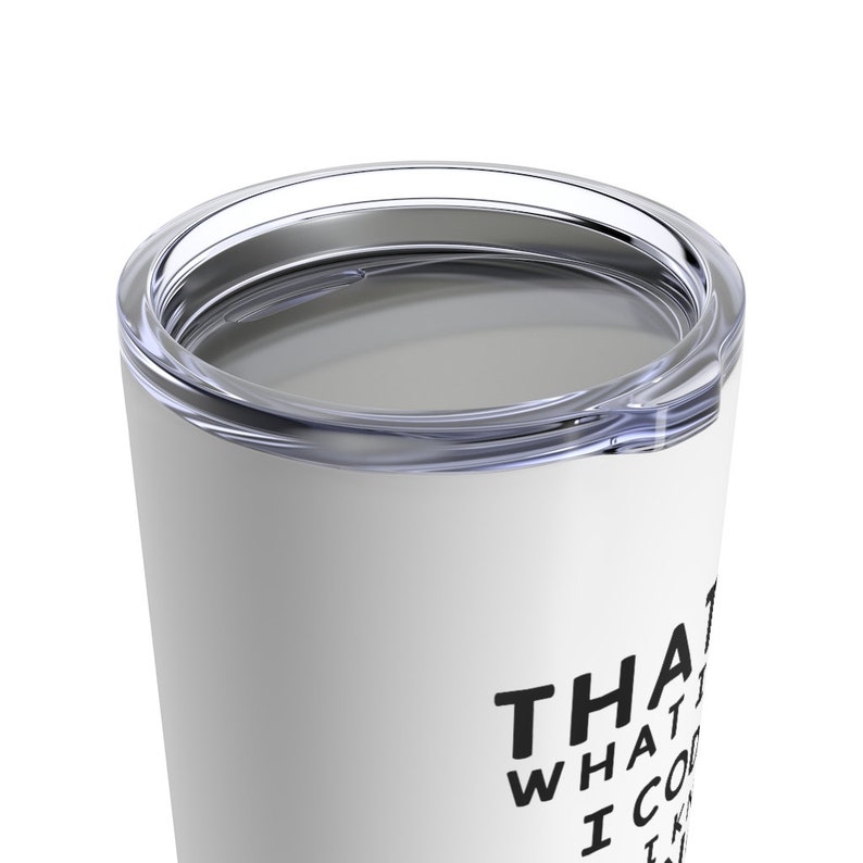 K&ouml;nnte beinhalten: Wei&szlig;e Reise-Thermoskanne aus Edelstahl mit schwarzem Deckel und dem Text "That's what I call coffee" auf der Seite.