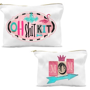 K&ouml;nnte beinhalten: Zwei wei&szlig;e Rei&szlig;verschlusstaschen mit bunten Designs. Die erste Tasche hat eine rosa ovale Form mit dem Text "OH Shit KIT" und einem Flamingo. Die zweite Tasche hat einen rosa und blauen Pfeil mit dem Text "MOM" in rosa und braunen Bl&ouml;cken.