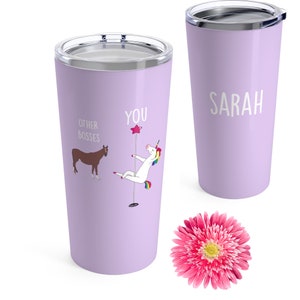 Pu&ograve; includere: Tumbler in acciaio inossidabile viola con una grafica di unicorno e cavallo. Il testo "Other Bosses" e "You" &egrave; stampato sul tumbler. Il tumbler ha un coperchio ed &egrave; personalizzato con il nome "SARAH".