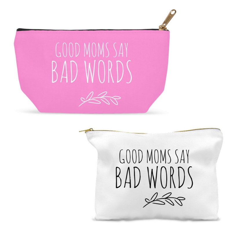 Puede incluir: Dos bolsas de cosm&eacute;ticos con una cremallera blanca y un tirador de cremallera dorado. La bolsa de la izquierda es rosa con el texto "GOOD MOMS SAY BAD WORDS" en blanco. La bolsa de la derecha es blanca con el texto "GOOD MOMS SAY BAD WORDS" en negro.