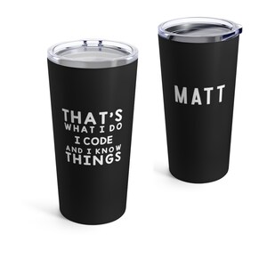 K&ouml;nnte beinhalten: Zwei schwarze Edelstahlbecher mit wei&szlig;em Text. Ein Becher sagt "That's what I do I code and I know things". Der andere Becher sagt "Matt".