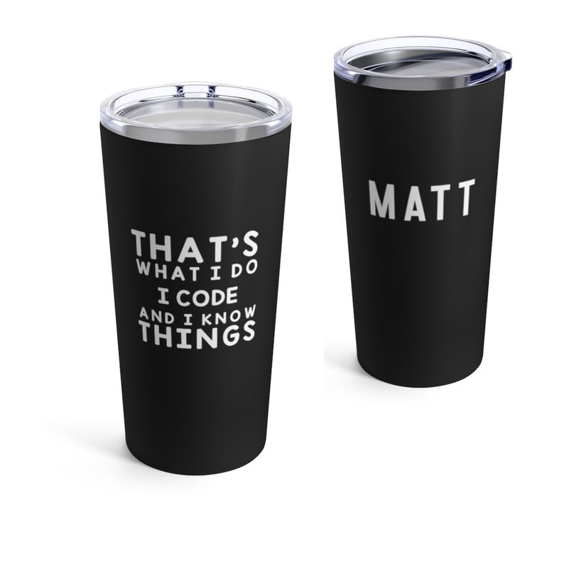 K&ouml;nnte beinhalten: Zwei schwarze Edelstahlbecher mit wei&szlig;em Text. Ein Becher sagt "That's what I do I code and I know things". Der andere Becher sagt "Matt".