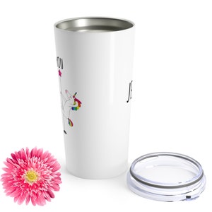 Pu&ograve; includere: Tazza da viaggio in acciaio inox bianco con un unicorno che tiene un palo e il testo "Ti amo". La tazza ha un coperchio trasparente.