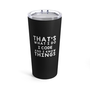K&ouml;nnte beinhalten: Schwarzer Edelstahlbecher mit wei&szlig;em Text, der "That's what I do I code and I know things" lautet.