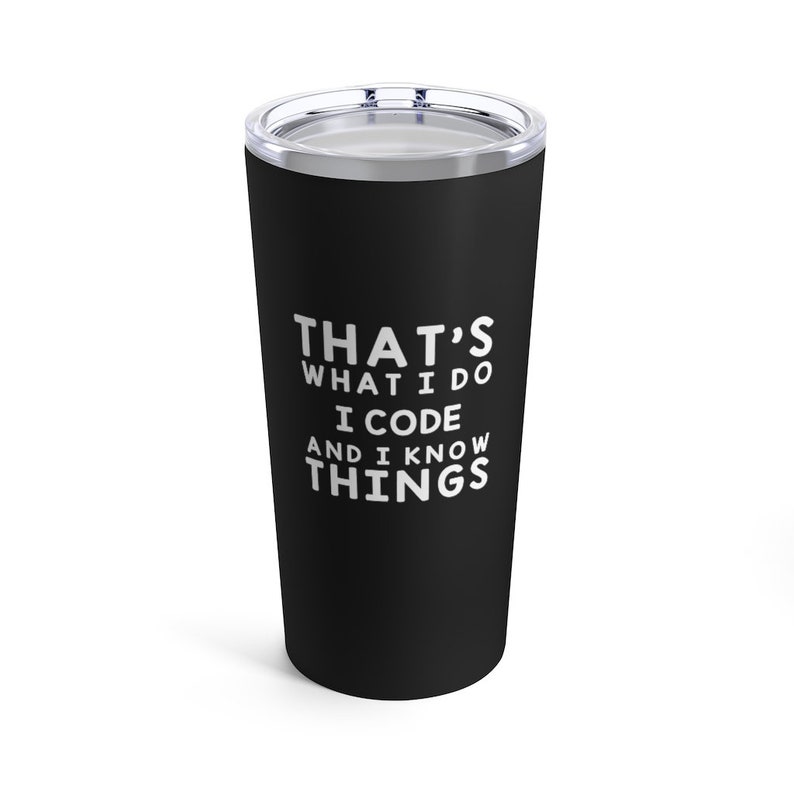 K&ouml;nnte beinhalten: Schwarzer Edelstahlbecher mit wei&szlig;em Text, der "That's what I do I code and I know things" lautet.