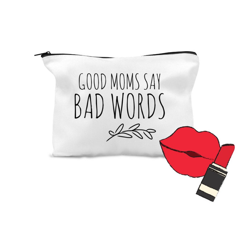 Puede incluir: Bolsa de maquillaje blanca con cremallera con el texto "GOOD MOMS SAY BAD WORDS" en negro. Un pintalabios rojo y un labio rojo est&aacute;n dibujados en la bolsa.