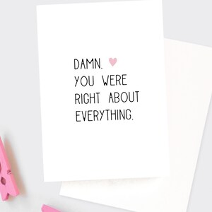 Puede incluir: Una tarjeta blanca con texto negro que dice "DAMN. YOU WERE RIGHT ABOUT EVERYTHING." con un s&iacute;mbolo de coraz&oacute;n rosa.