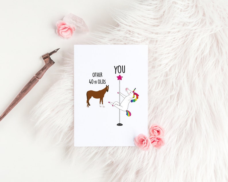 K&ouml;nnte beinhalten: Eine wei&szlig;e Karte mit einer humorvollen Illustration, die andere 40-J&auml;hrige mit einem Einhorn vergleicht, das einen Pole Dance macht. Der Text lautet "Andere 40-J&auml;hrige" und "Du".