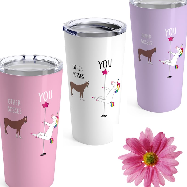 Pu&ograve; includere: Tre tazze da viaggio in acciaio inossidabile con coperchi rosa, bianco e viola. Ogni tazza presenta un unicorno con una coda arcobaleno e un cavallo con il testo "Other Bosses" e "You".