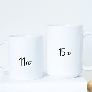 K&ouml;nnte beinhalten: Zwei wei&szlig;e Keramikbecher, einer ist 11 oz und der andere 15 oz.