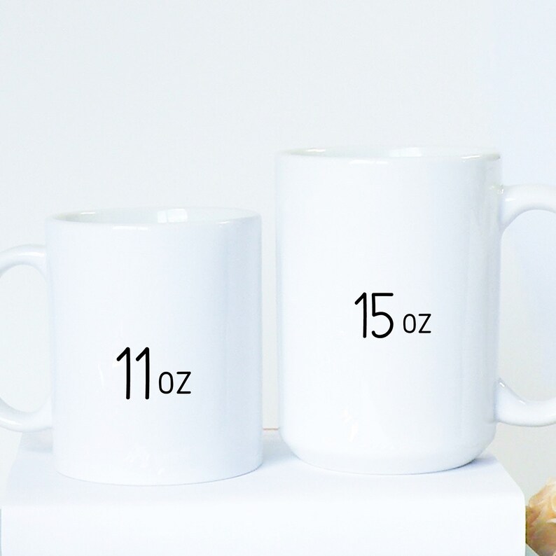 K&ouml;nnte beinhalten: Zwei wei&szlig;e Keramikbecher, einer ist 11 oz und der andere 15 oz.