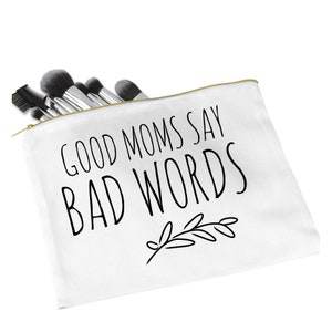 Puede incluir: Bolsa de maquillaje blanca con cremallera con el texto "Good Moms Say Bad Words" en letras negras y un peque&ntilde;o dise&ntilde;o de rama negra.