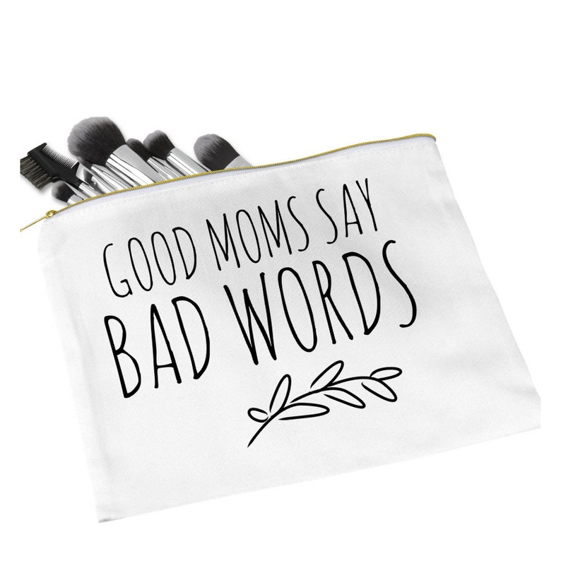 Puede incluir: Bolsa de maquillaje blanca con cremallera con el texto "Good Moms Say Bad Words" en letras negras y un peque&ntilde;o dise&ntilde;o de rama negra.