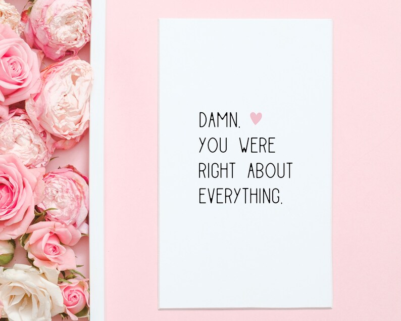 Puede incluir: Una tarjeta blanca con el texto "DAMN. YOU WERE RIGHT ABOUT EVERYTHING." y un peque&ntilde;o coraz&oacute;n rosa.
