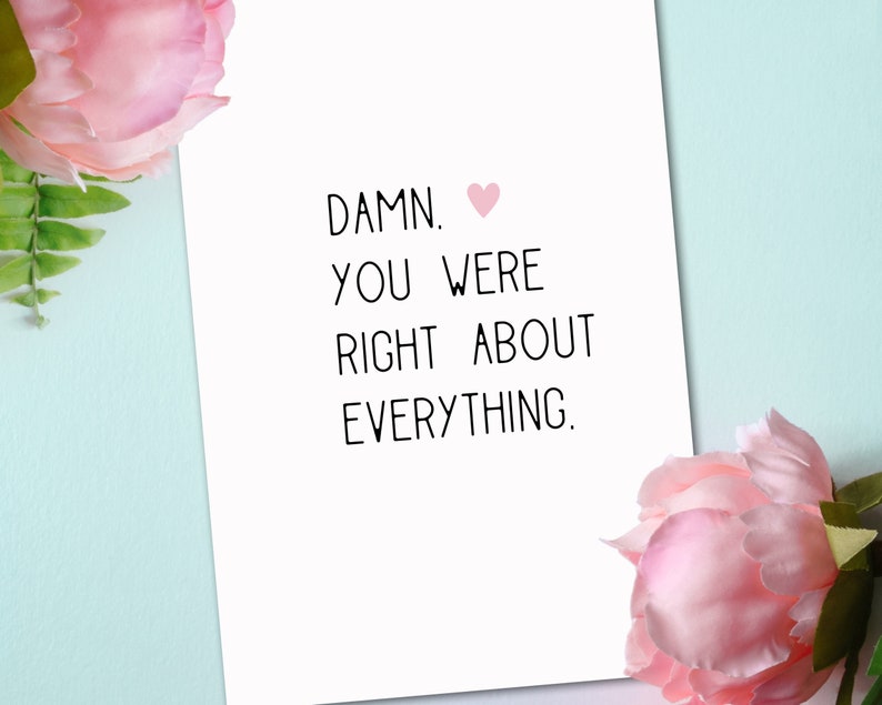 Puede incluir: Una tarjeta blanca con texto negro que dice "DAMN. YOU WERE RIGHT ABOUT EVERYTHING." con un coraz&oacute;n rosa.