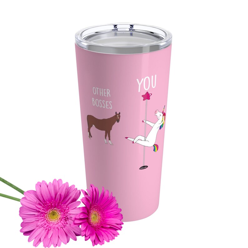 Pu&ograve; includere: Un bicchiere in acciaio inossidabile rosa con un unicorno e un cavallo. L'unicorno &egrave; su un palo con la scritta "You" sopra. Il cavallo &egrave; a terra con la scritta "Other Bosses" sopra.