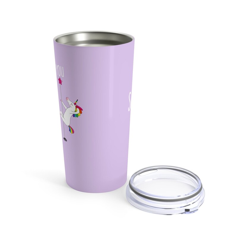 Pu&ograve; includere: Un bicchiere in acciaio inossidabile lavanda con un unicorno che tiene una stella su un palo. Il bicchiere ha un coperchio trasparente con un bordo argentato. Il testo "So you"