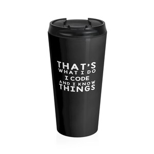 K&ouml;nnte beinhalten: Schwarze Reise-Thermoskanne mit wei&szlig;em Text, der "That's what I do I code and I know things." lautet.