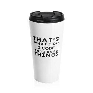 K&ouml;nnte beinhalten: Wei&szlig;e Reisebecher mit schwarzem Deckel und schwarzem Text, der "That's what I do I code and I know things." lautet.