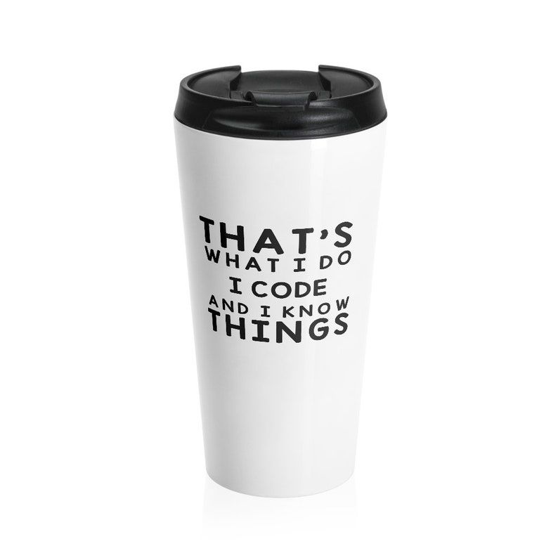 K&ouml;nnte beinhalten: Wei&szlig;e Reisebecher mit schwarzem Deckel und schwarzem Text, der "That's what I do I code and I know things." lautet.