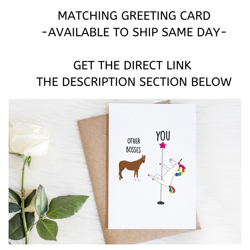 Pu&ograve; includere: Un biglietto d'auguri con un'illustrazione divertente di un unicorno su un palo da pole dance. Il testo sulla carta &egrave; "You" e "Other Bosses".