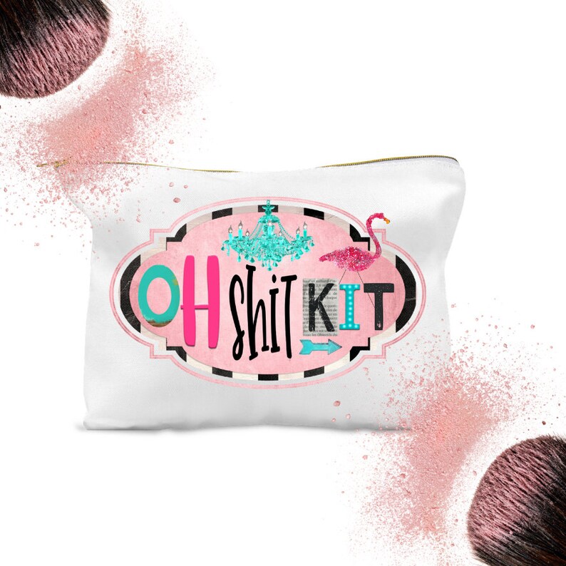 K&ouml;nnte beinhalten: Wei&szlig;e Rei&szlig;verschlusstasche mit einem pinkfarbenen und schwarzen Design. Das Design zeigt einen pinkfarbenen Flamingo, einen t&uuml;rkisfarbenen Kronleuchter und den Text "OH SHIT KIT".