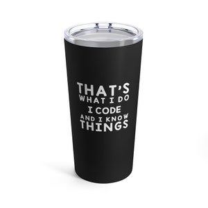 K&ouml;nnte beinhalten: Schwarzer Edelstahlbecher mit wei&szlig;em Text, der "That's what I do I code and I know things" lautet.