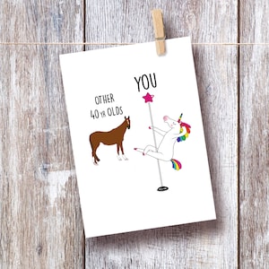 K&ouml;nnte beinhalten: Eine wei&szlig;e Karte mit einer humorvollen Illustration, die ein normales Pferd mit einem Einhorn auf einer Stange vergleicht. Der Text lautet "Other 40 yr olds" neben dem Pferd und "You" neben dem Einhorn.